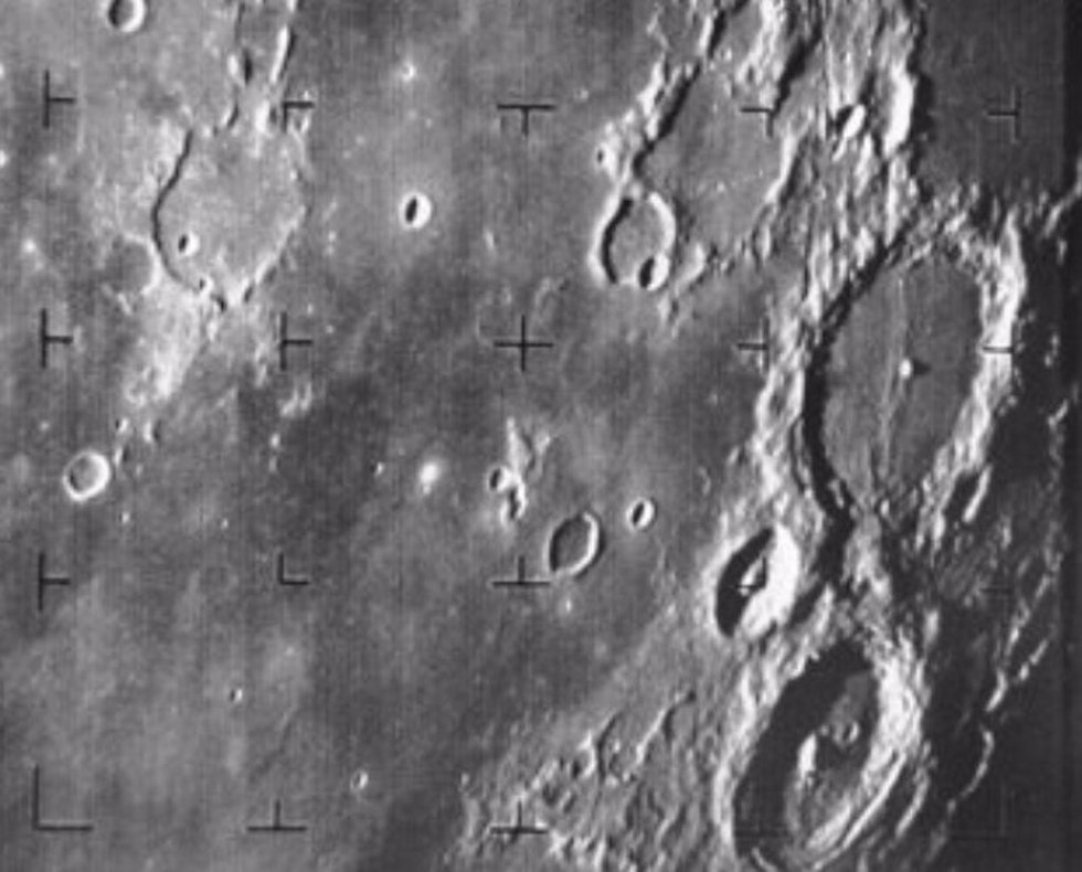Primer plano de la superficie lunar tomado por la misión Ranger 7