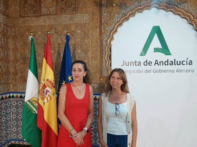 La delegada del Gobierno de la Junta de Andalucía en Almería, Aránzazu Martín, acompañada de la delegada territorial de Fomento, Articulación del Territorio y Vivienda, Dolores Martínez.