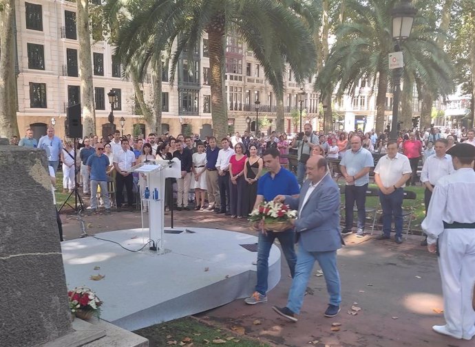 Ofrenda floral ante la estatua de Sabino Arana del presidente del EBB, Andoni Ortuzar, y el lehendakari, Imanol Pradales
