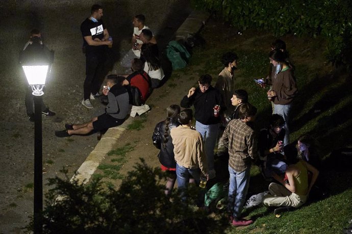 Archivo - Varios jóvenes se concentran en el Parque de las Vistillas