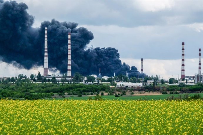 Archivo - May 22, 2022, Lysychansk, Ukraine: Smoke rises to the sky after Russian shells hit Lysychansk oil refinery. Lysychansk is an elongated city on the high right bank of the Donets River in the Luhansk region..The city is part of a metropolitan area