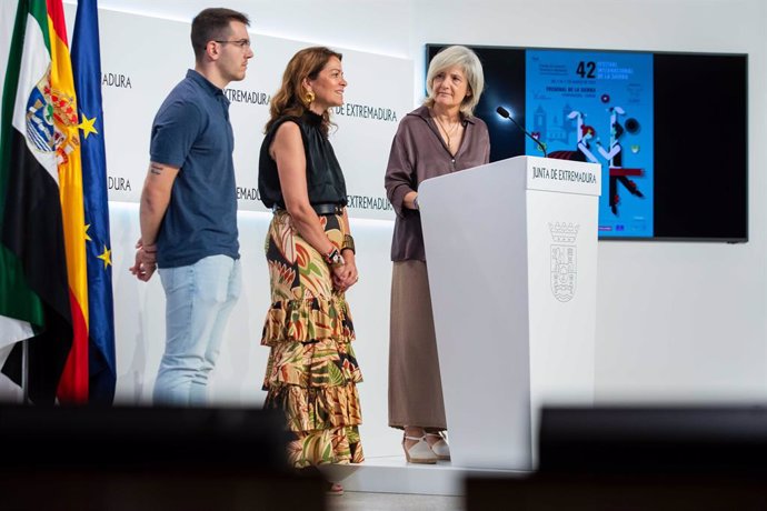 El director del Festival de la Sierra, Marco Martín, la alcaldesa de Fregenal de la Sierra, Tina Rodríguez, y la consejera de Cultura, Turismo, Jóvenes y Deportes, Victoria Bazaga, en la presentación de la 42 edición del certamen.