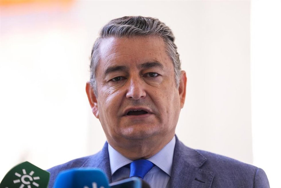 El consejero de Presidencia, Antonio Sanz, atiende a los periodistas en una imagen de archivo.
