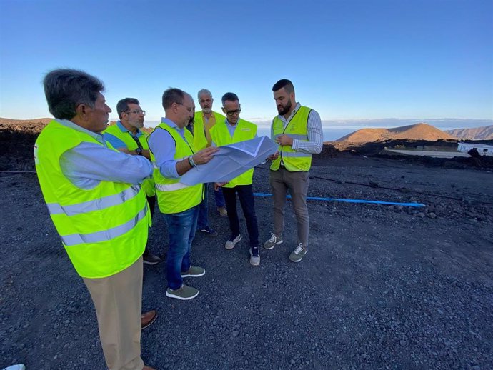 El presidente del Cabildo de La Palma, Sergio Rodríguez, y otras autoridades visitan el inicio de los trabajos para recuperar el Camino El Pedregal