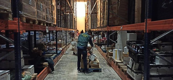 Un agente de la Guardia Civil durante las inspecciones de la Operación Quick-Frozen.