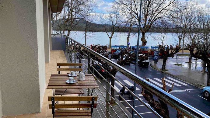 Alojamiento de Airbnb cerca del agua.