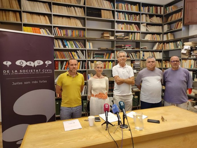 David Abril, Joana Maria Palou, Jaume Garau, Francesc Ramis y Xisco Mellado, miembros del Frum de la Societat Civil.