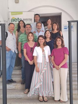 La delegada de Turismo y Andalucía Exterior, Teresa Herrera, en su visita a la Asociación de Empresas Turísticas del Parque Natural Sierra de Aracena y Picos de Aroche.