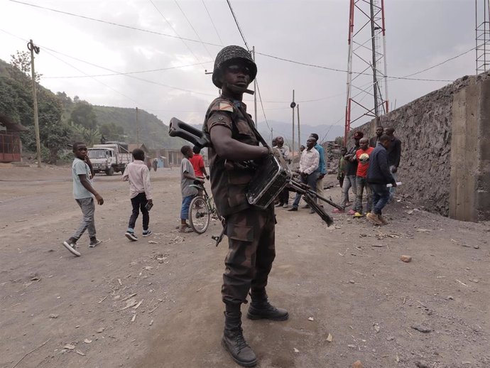 Archivo - SAKE (DR CONGO), Feb. 12, 2024  -- A solider stands guard in Sake, eastern Democratic Republic of the Congo (DRC), on Feb. 11, 2024. For several weeks, residents of Sake, a city in the eastern Democratic Republic of the Congo (DRC), have been li