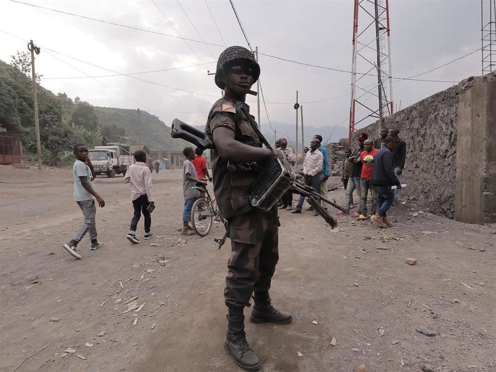 Archivo - SAKE (DR CONGO), Feb. 12, 2024  -- A solider stands guard in Sake, eastern Democratic Republic of the Congo (DRC), on Feb. 11, 2024. For several weeks, residents of Sake, a city in the eastern Democratic Republic of the Congo (DRC), have been 
