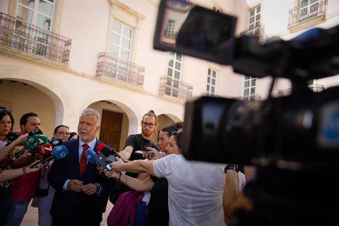 El ministro de Política Territorial y Memoria Democrática, Ángel Víctor Torres, atiende a los medios de comunicación en Almería.