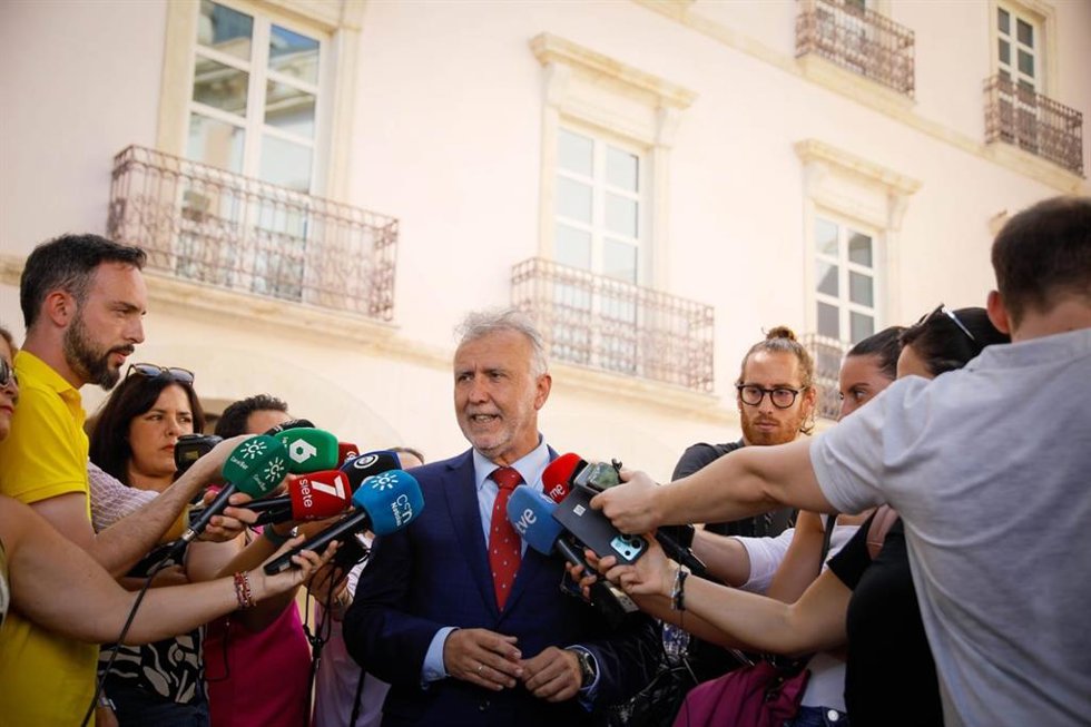 El ministro de Política Territorial, Ángel Víctor Torres, este miércoles en declaraciones a los medios en Almería.