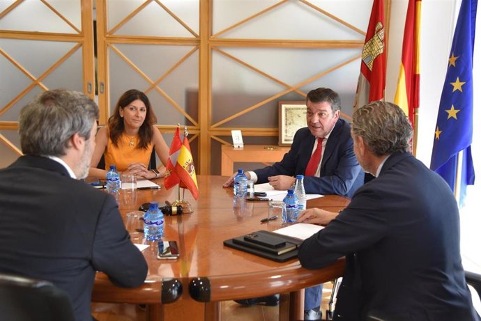 Un momento de la reunión en la Consejería de Presidencia.