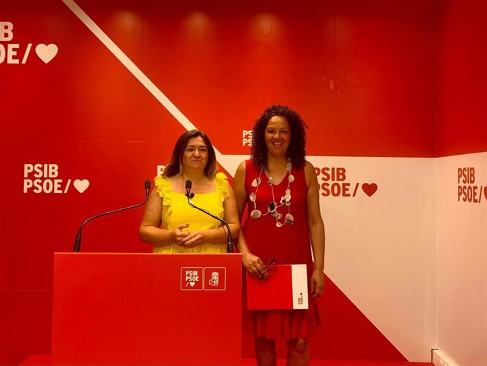 La diputada socialista Mercedes Garrido y la portavoz del PSIB en el Consell de Mallorca, Catalina Cladera.