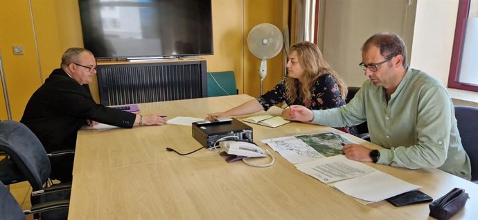 En la imagen, de izquierda a derecha, el viceconsejero de Industria, Isaac Pola; la alcaldesa de Coaña, Rosana González, y el representante de la oficina técnica de Coaña, Juan José Pérez.