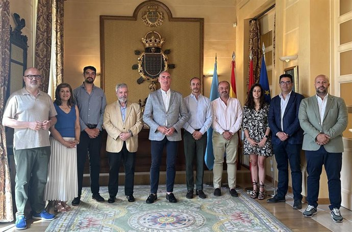 El alcalde, junto con los concejales tras la nueva reorganización del equipo de Gobierno.