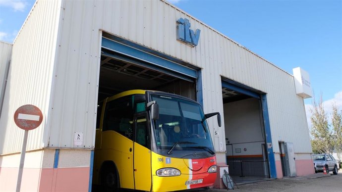 Un autobús del TIB en una de las estaciones de la ITV.