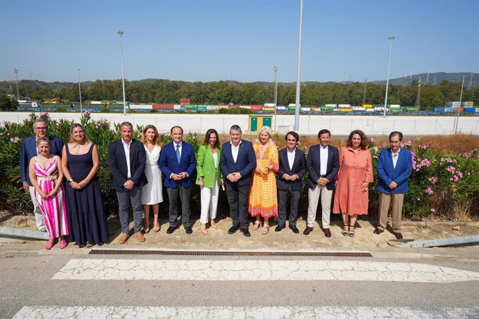 Antonio Sanz y Rocío Díaz en la visita al sector San Roque del Área Logística Bahía de Algeciras.