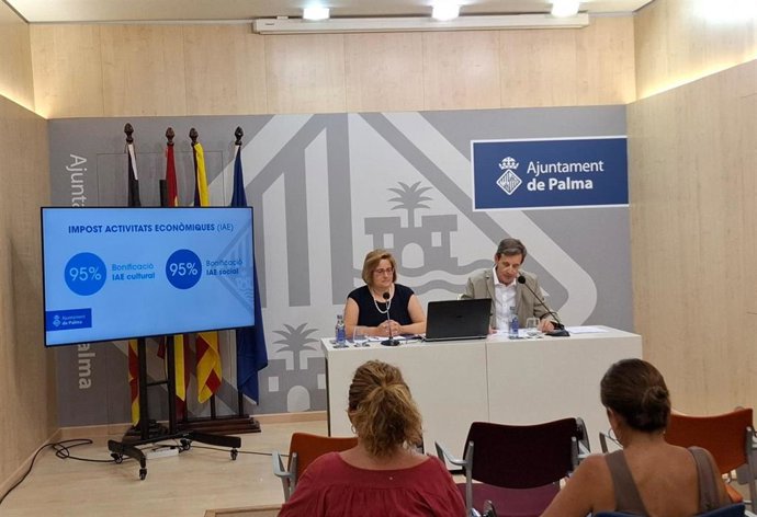 La portavoz del Ayuntamiento de Palma, Mercedes Celeste, y el regidor de Vox Ignacio Esteban.