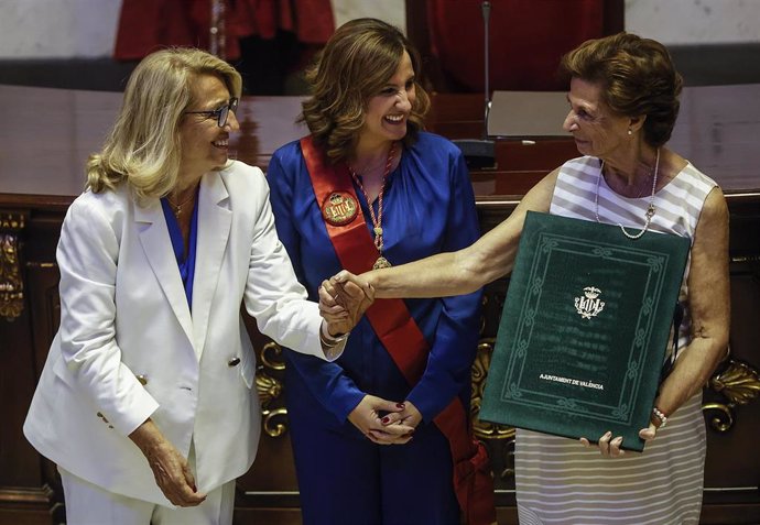 Archivo - La alcaldesa de Valencia, María José Catalá (c) entrega una distinción a las hermanas de Rita Barberá, Carmen y María José, en representación de la exalcaldesa