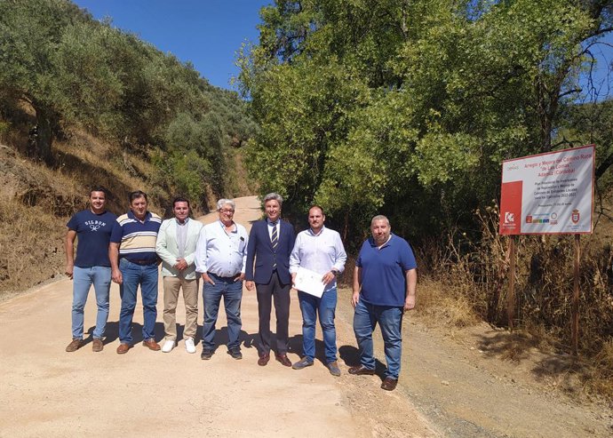 El vicepresidente primero y delegado de Infraestructuras, Sostenibilidad y Agricultura de la Diputación de Córdoba, Andrés Lorite (tercero por la dcha.), en su visita a Adamuz.