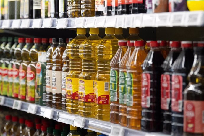 Archivo - Varias botellas de aceite en los lineales de supermercado