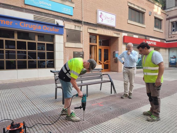 El Ayuntamiento de Logroño instala 80 nuevos bancos fabricados con materiales reciclados