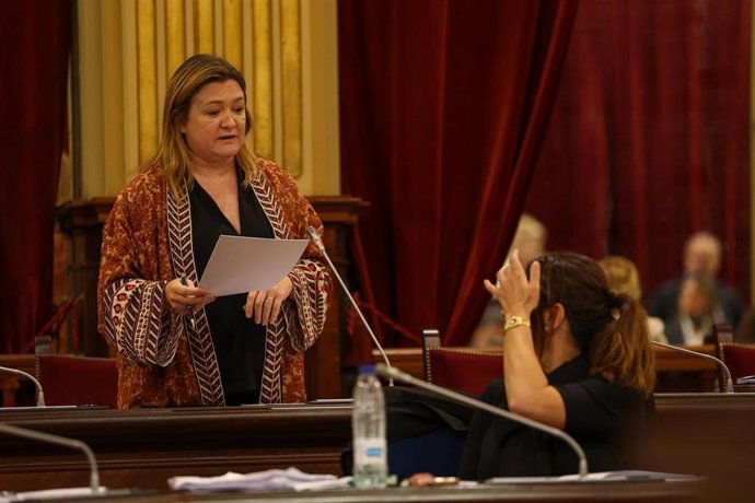 Archivo - La diputada del PSIB Mercedes Garrido en el Parlament balear