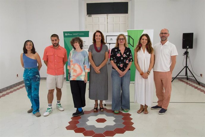 La vicepresidenta de Ciudadanía y Equilibrio Territorial de la Diputación de Málaga, Antonia Ledesma, y la directora del Instituto Andaluz de las Artes Escénicas y la Música, Violeta Hernández, junto a Alessandra García, Violeta Niebla y Cristian Alcaraz