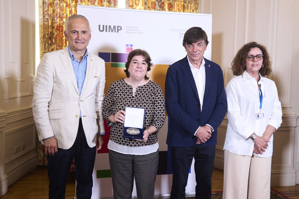 Entrega Medalla 90 Aniversario UIMP a RTVE, y en su nombre a Concepcion Cascajosa.