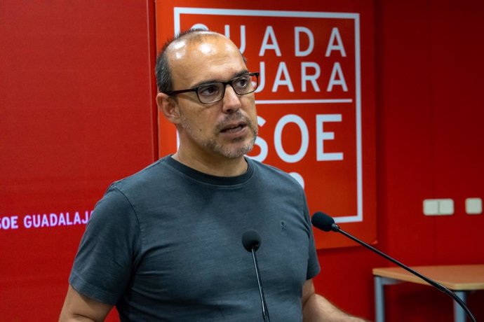 El secretario general del PSOE en Guadalajara, Pablo Bellido, en rueda de prensa.