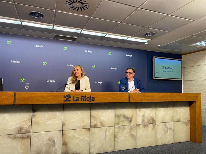 La consejera de Economía, Innovación, Empresa y Trabajo Autónomo, Belinda León, y el gerente de la ADER, Luis Pérez Echeguren