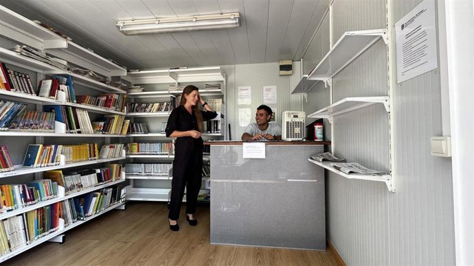 La concejala Marta Alegría y el trabajador del punto de lectura del Parque de la Isla.