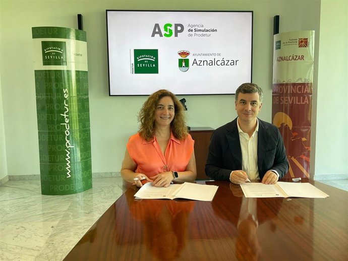 El vicepresidente de Prodetur, Rodrigo Rodríguez Hans, y la alcaldesa de Aznalcázar, Manuela Cabello.
