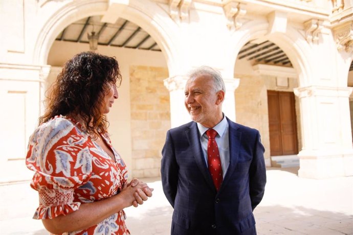 La alcaldesa de Almería, María del Mar Vázquez, y el ministro de Política Territorial, Ángel Víctor Torres, este miércoles en Almería.