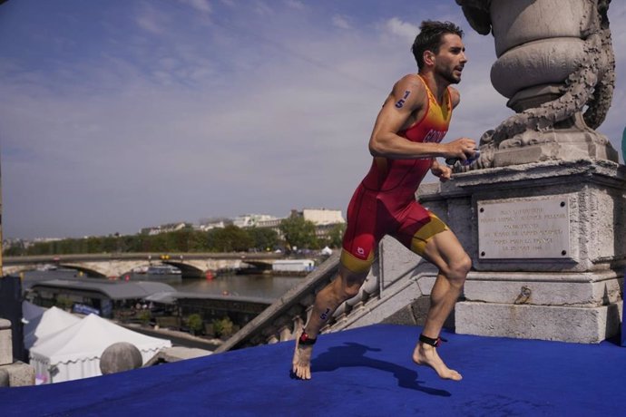 Alberto González durante la prueba de triatlón de los Juegos Olímpicos de París