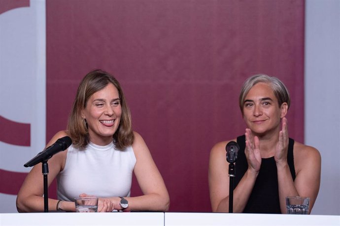 La líder de los comuns en el Parlament, Jéssica Albiach (i), y la exalcaldesa de Barcelona y líder de BComú, Ada Colau (d).