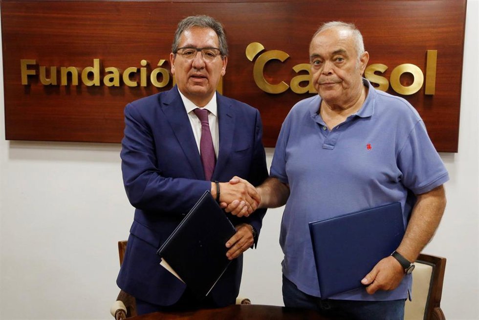 El presidente de la Fundación Cajasol, Antonio Pulido (izda.), tras la firma del convenio.