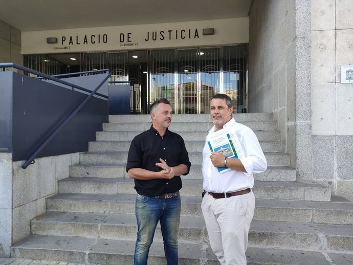 El secretario general de PSOE de Punta Umbría, Jesús Ferrera, en la puerta del Palacio de Justicia de Huelva.