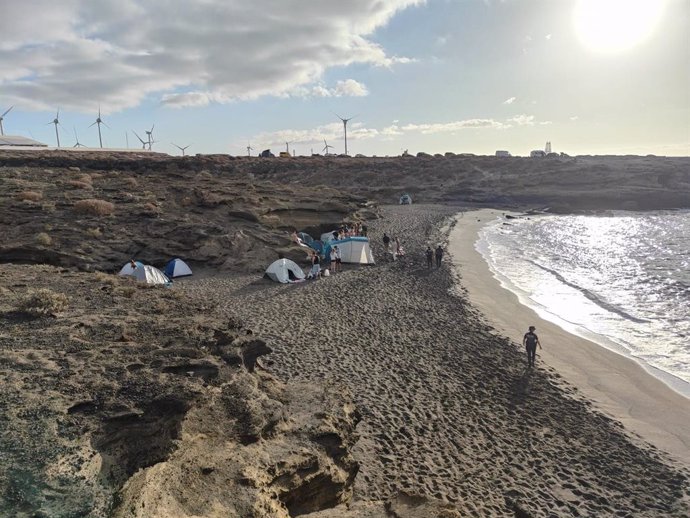 La Policía Canaria desaloja a un grupo de personas acampadas en el espacio natural protegida de Montaña Pelada