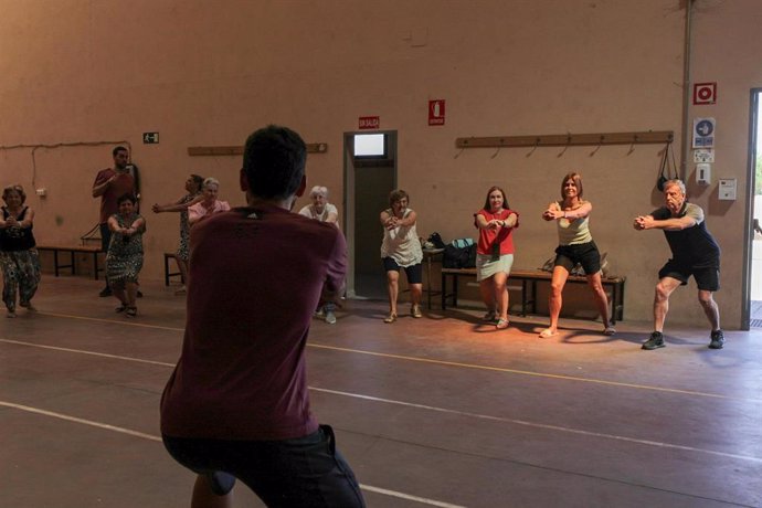 La diputada de Promoción Provincial, Magdalena Rodríguez (segunda, dcha), durante las actividades físicas del taller