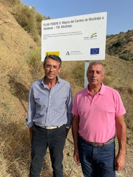 El delegado territorial de Agricultura, Pesca, Agua y Desarrollo Rural de Málaga, Fernando Fernández Tapia-Ruano, en Moclinejo,  junto al alcalde, Antonio Muñoz Cabrera