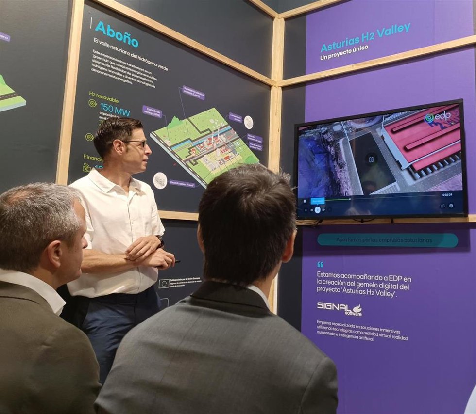 El director de Proyectos de la Unidad de Hidrógeno de EDP en España, Rafael Cabañeros, presenta el gemelo digital de la planta proyectada de hidrógeno renovable en la que era la térmica de Aboño, Asturias H2 Valley, en el stand de la compañía en la Fidm