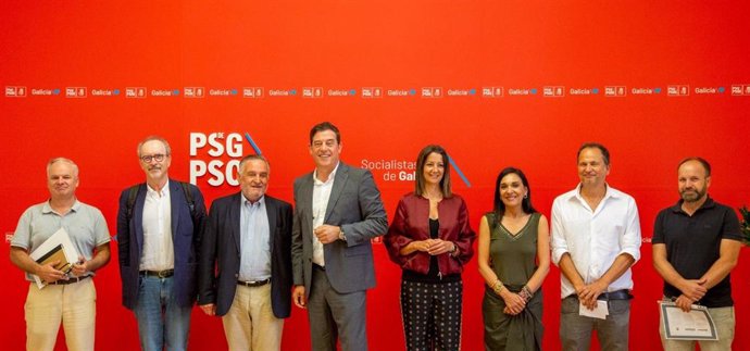 El secretario xeral del PSdeG, José Ramón Gómez Besteiro, con representantes de la Asocaición Forestal de Galicia y la Confederación de Organizaciones de Silvicultores