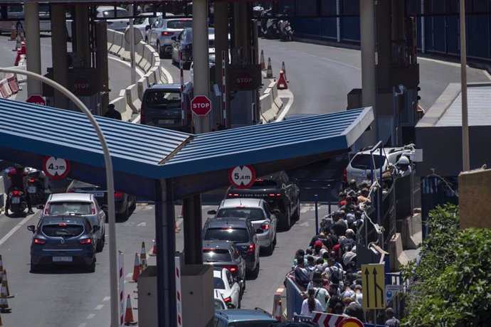 Archivo - Vehículos y personas esperan para cruzar la frontera a pie en el Paso del Estrecho, a 15 de junio de 2024, en Ceuta (España). Viajeros emigrantes magrebíes van a cruzar entre el pasado 13 de junio y mañana, 16 de junio, la frontera entre Algecir