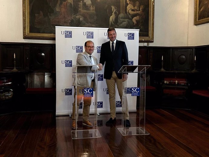 El rector de la USC, Antonio López Díaz, y el conselleiro de Cultura, Lingua e Xuventude, José López Campos, tras firmar el acuerdo.