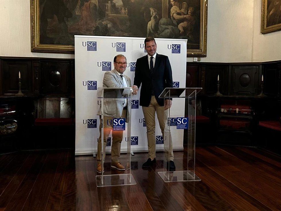 El rector de la USC, Antonio López Díaz, y el conselleiro de Cultura, Lingua e Xuventude, José López Campos, tras firmar el acuerdo.