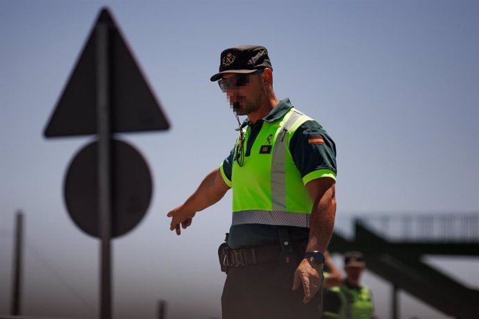 Archivo - Un agente de la Guardia Civil durante un control en la autovía A-5, en la primera operación salida del verano de 2022, a 1 de julio de 2022, en Madrid (España). El dispositivo desplegado por la Dirección General de Tráfico (DGT) para la primera 