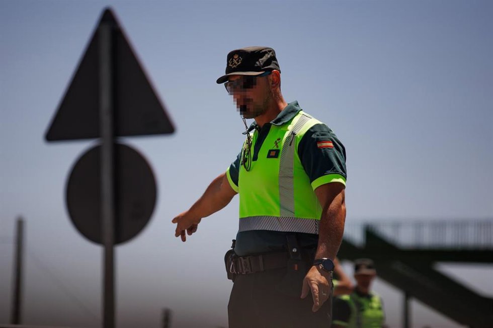 Archivo - Un agente de la Guardia Civil durante un control en la autovía A-5, en la primera operación salida del verano de 2022, a 1 de julio de 2022, en Madrid (España). El dispositivo desplegado por la Dirección General de Tráfico (DGT) para la primer