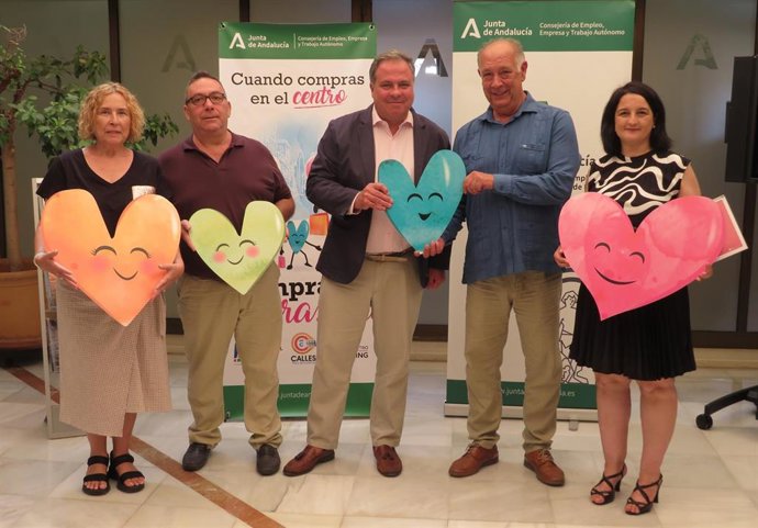 Presentación de la campaña para Huelva 'Cuando compras en el centro, compras con el corazón'.